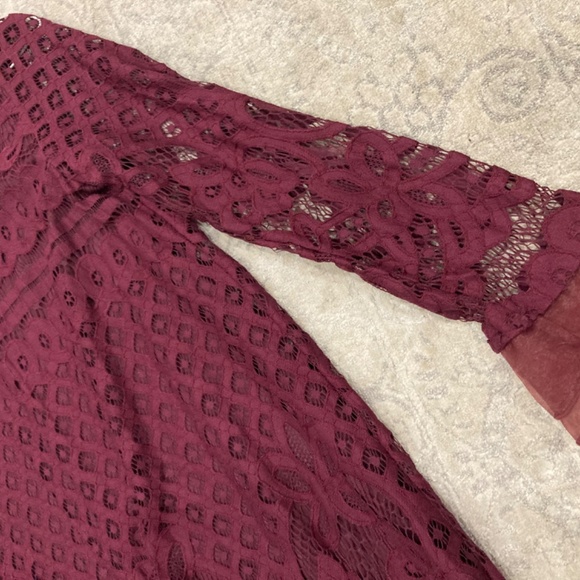 Lulu (Small) burgundy Lace dress - Picture 3 of 3